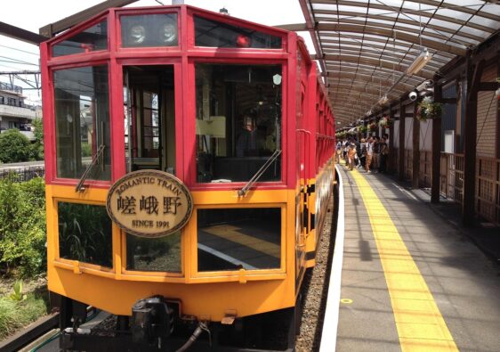 trolley train 1816081 1280